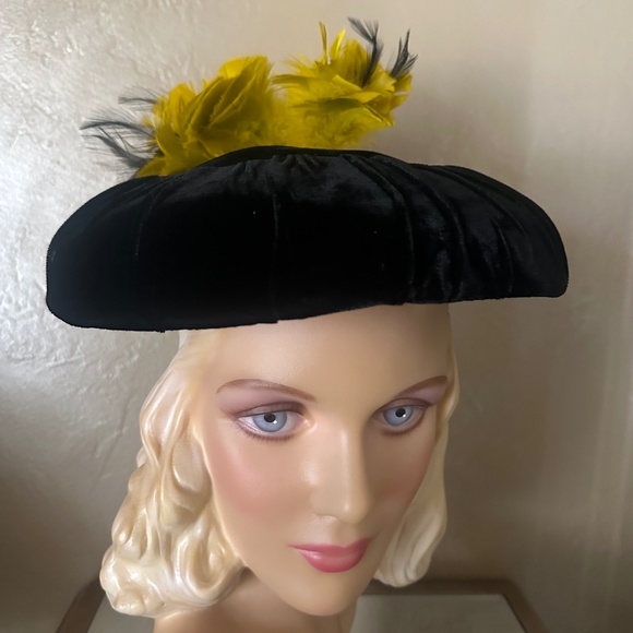 ELEGANT 1950s' BLACK VELVET "MUSHROOM" HAT WITH YELLOW FEATHER "FLOWERS"